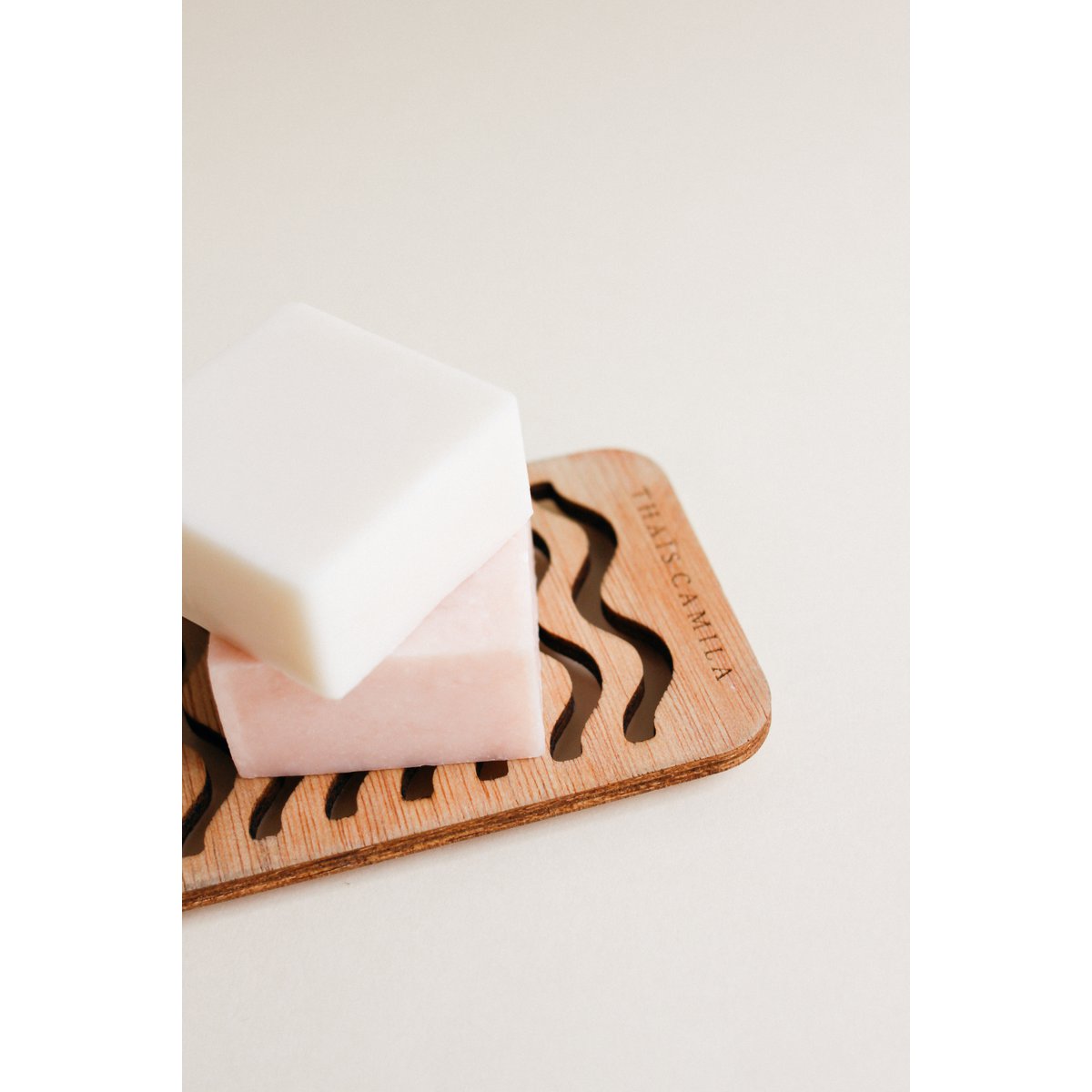 Thaïs Camila | Jabonera de Madera Certificada Sostenible | Jabonera Diseño Minimalista