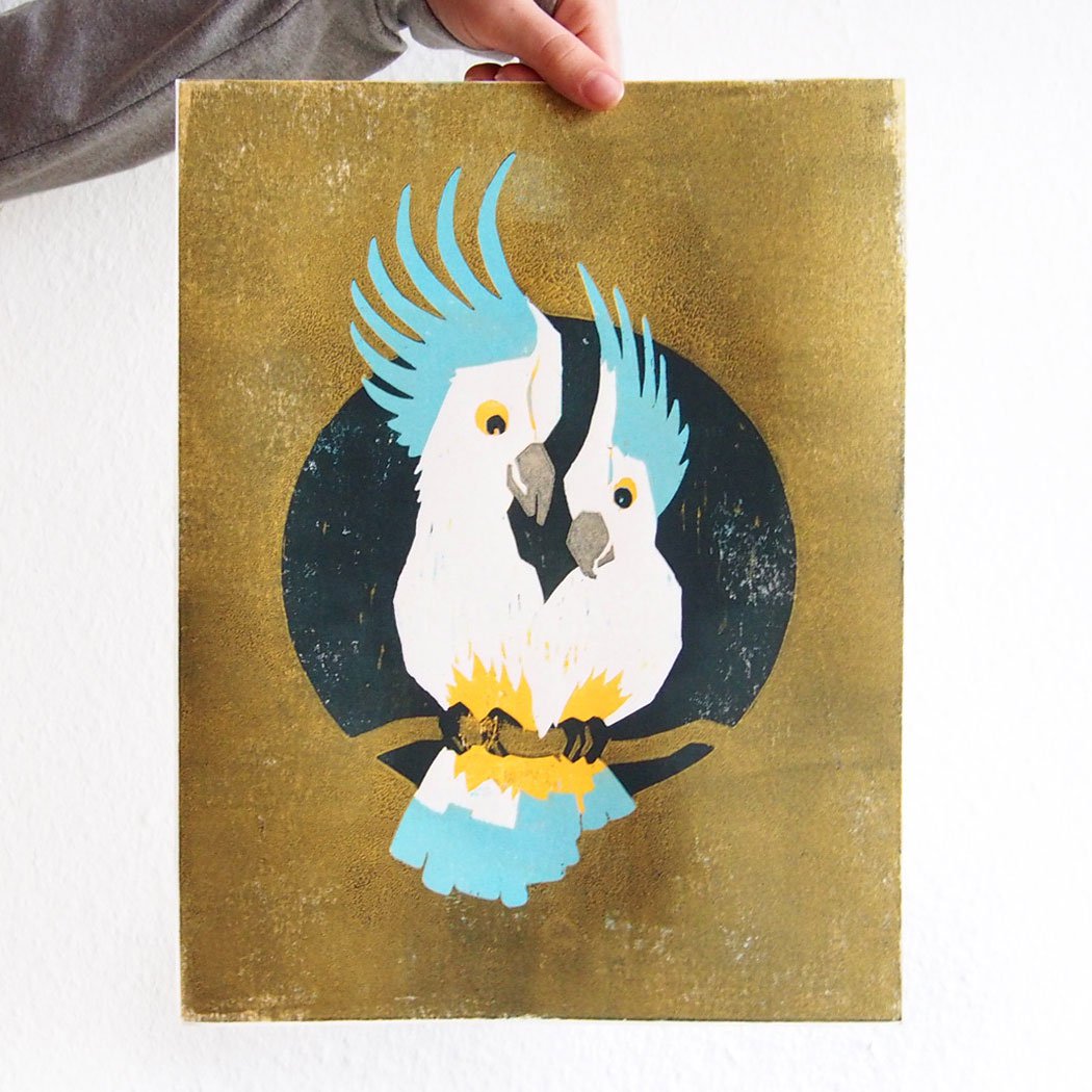 Handgedruckter Holzschnittdruck mit zwei Kakadus (gold)