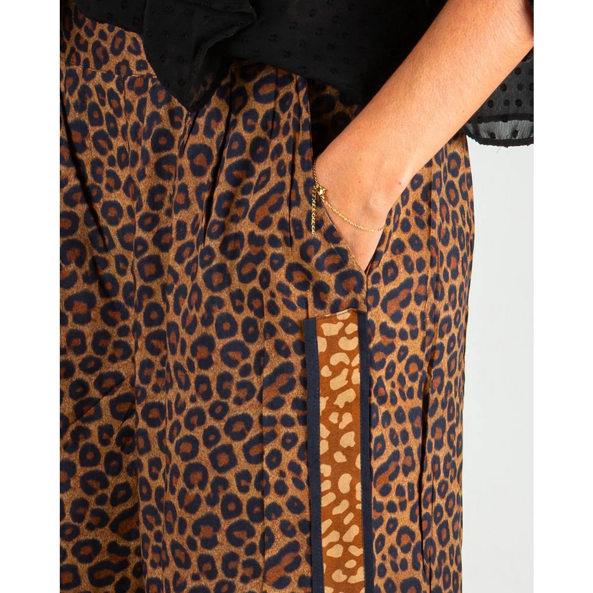 Pantaloni fluidi da donna con stampa leopardata marrone