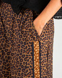 Pantaloni fluidi da donna con stampa leopardata marrone