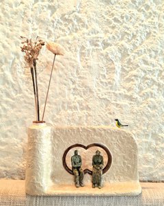 Papier-mâché Vase - Couple figurines