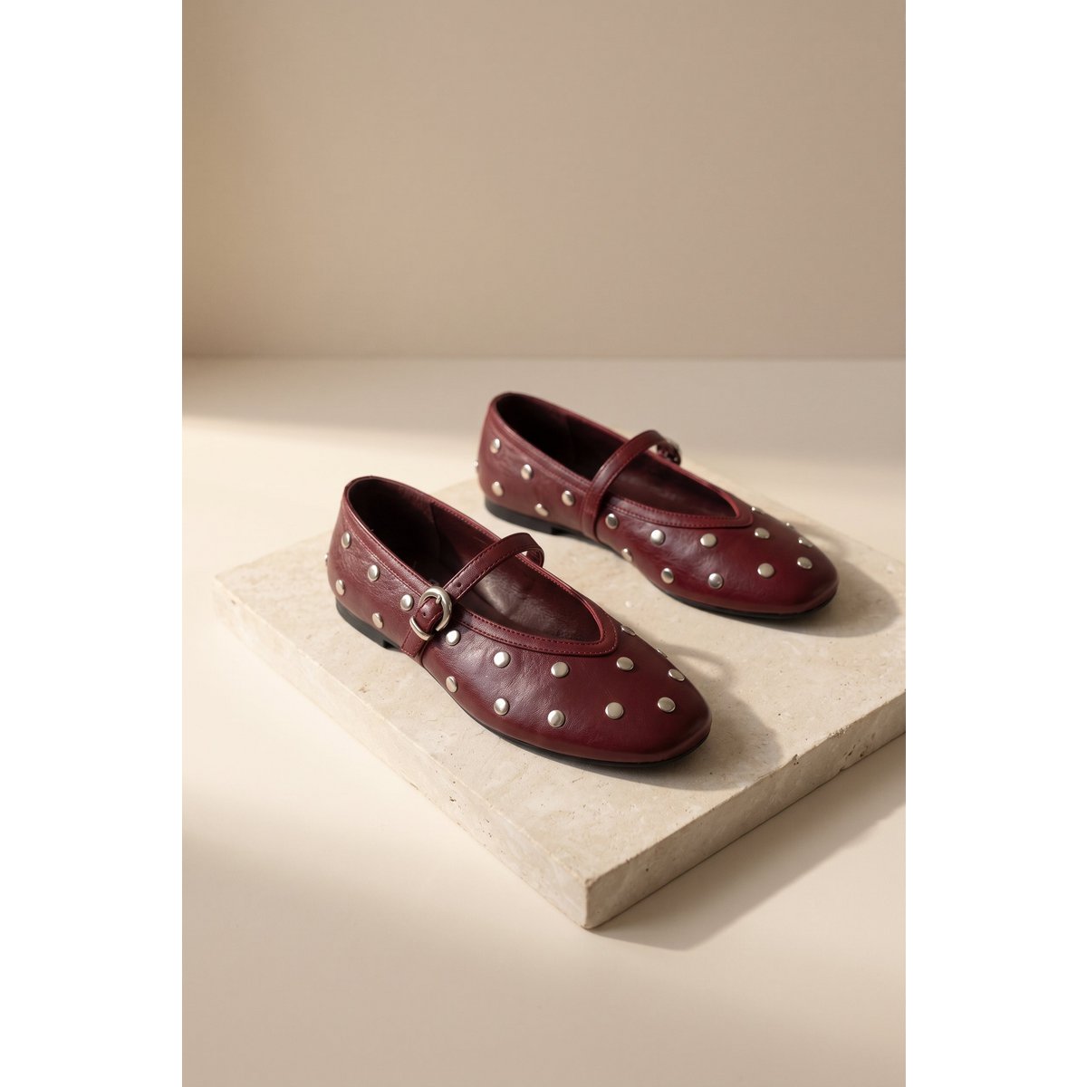 ALLI STUDS BURGUNDY – Glänzende, mit Nieten besetzte Mary Janes aus Leder