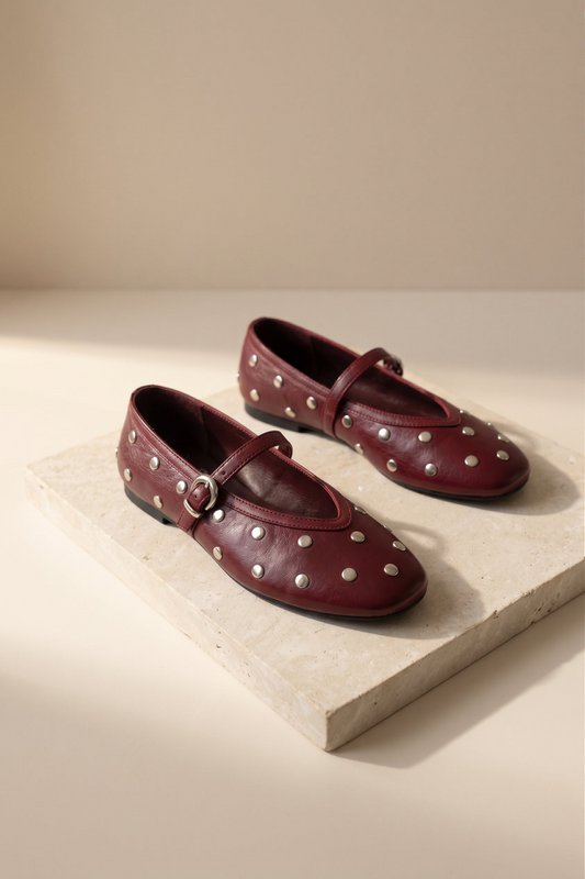 ALLI STUDS BURGUNDY – Glänzende, mit Nieten besetzte Mary Janes aus Leder