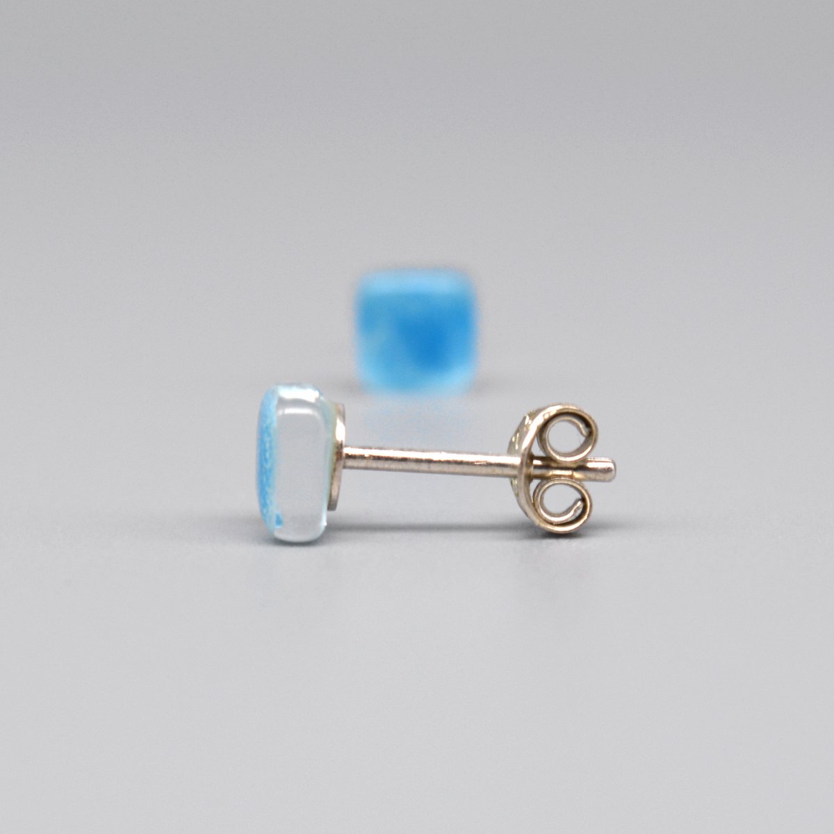 Kleine turkooisblauwe mini-oorbellen, sterling zilveren paaltjes en gerecycled glas