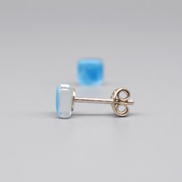 Kleine turkooisblauwe mini-oorbellen, sterling zilveren paaltjes en gerecycled glas