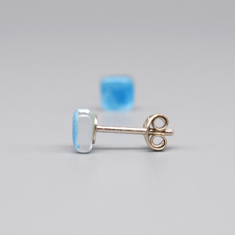 Kleine turkooisblauwe mini-oorbellen, sterling zilveren paaltjes en gerecycled glas