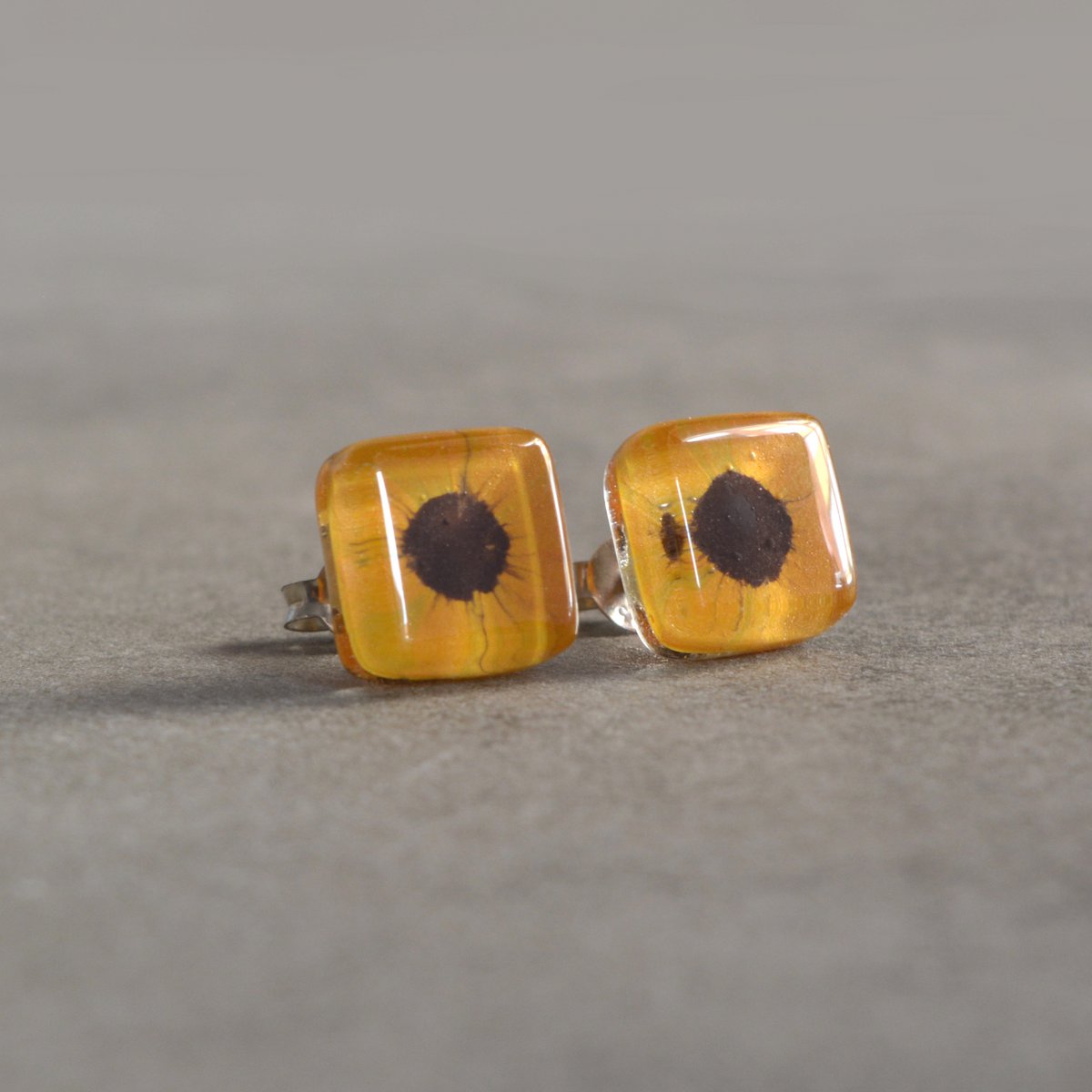 Orecchini a bottone girasole in vetro riciclato e argento sterling 925