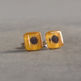 Orecchini a bottone girasole in vetro riciclato e argento sterling 925