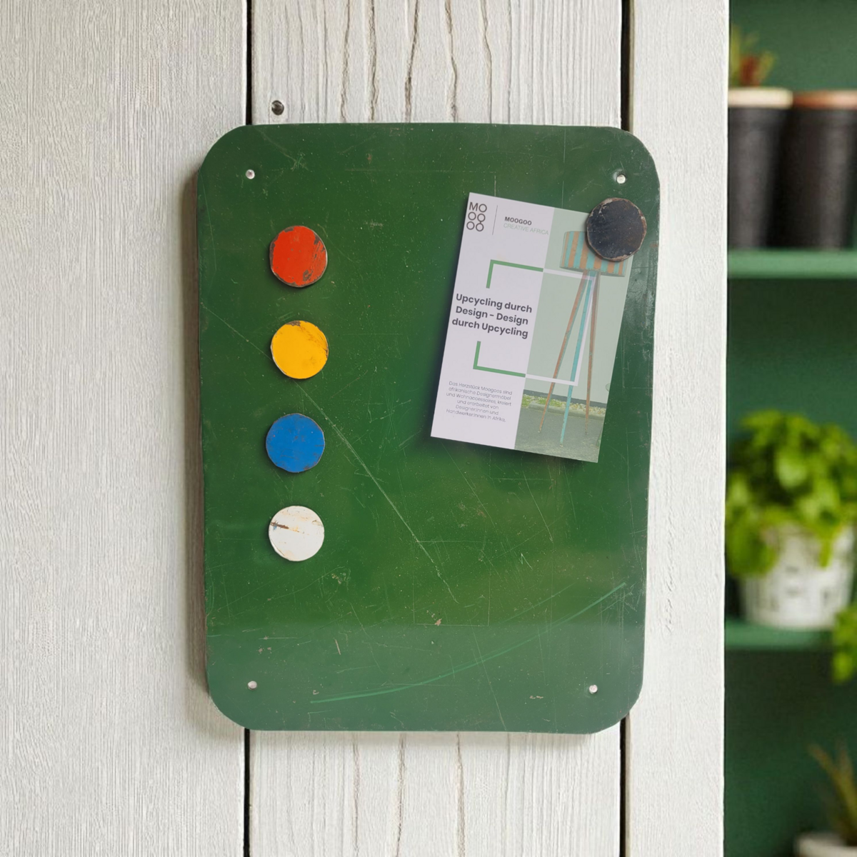 Magnettafel aus recycelten Ölfässern mit 5 bunten Magneten