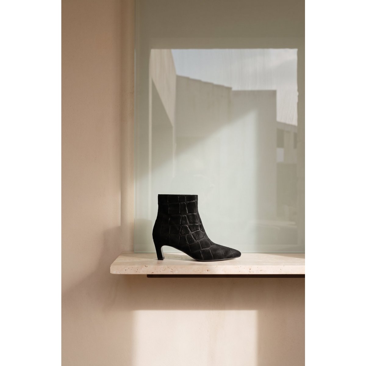 DINA ZWARTE CROCO SUEDE – Suède laarzen met hak in reliëf
