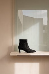 DINA ZWARTE CROCO SUEDE – Suède laarzen met hak in reliëf
