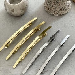 Minimalistyczna, jednoliniowa metalowa spinka do włosów