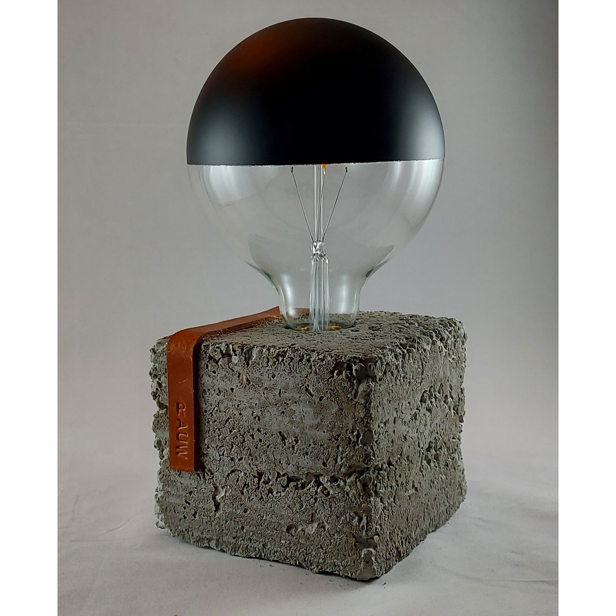Raw Concrete Design bordlampe industriel cement flere farver