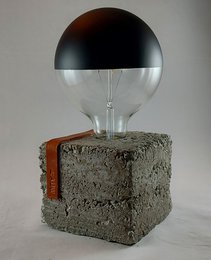 Raw Concrete Design bordlampe industriel cement flere farver