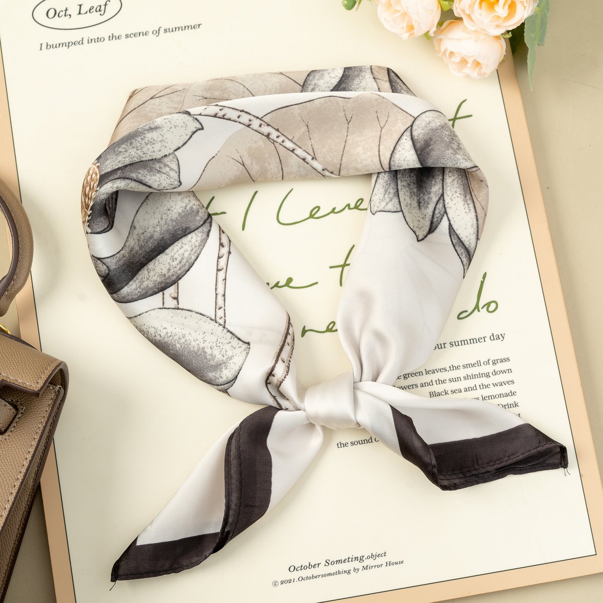 Foulard Carré 70x70 Effet Soie Feuillage d’Automne Élégant