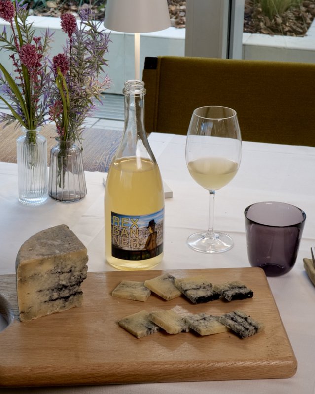 🇬🇧 Pecorino marbled with truffles – artisanal cheese refined with truffles