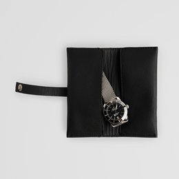 Minimalistische zwarte lederen horlogerolhouder. Leren etui voor horloges.