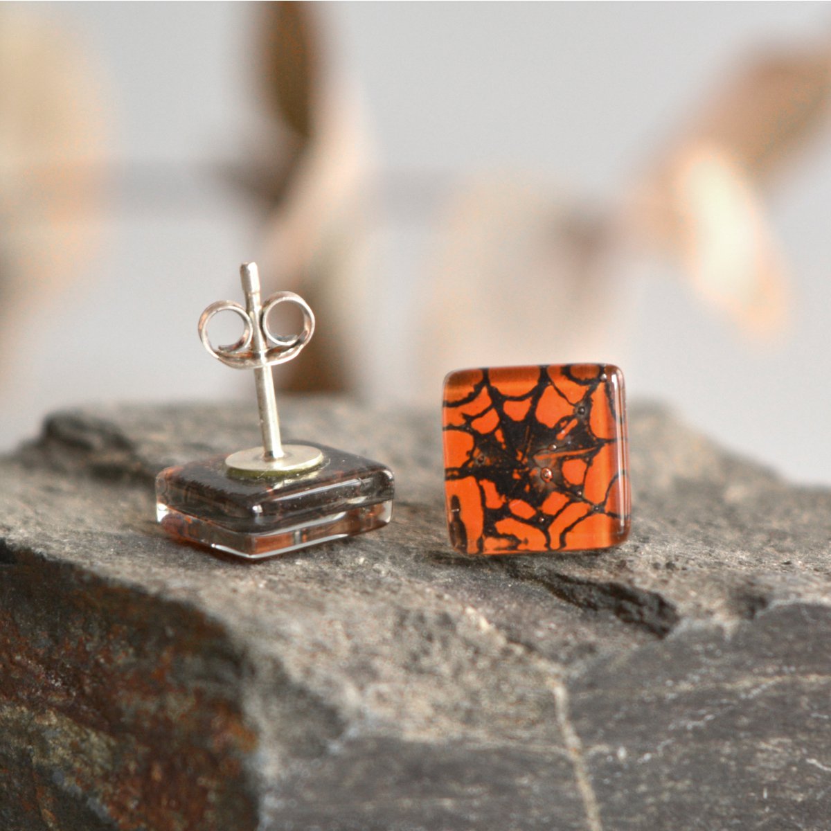 Leuke oorbellen met spinnenwebknopen, oranje kleur, gerecycled glas en sterling zilver