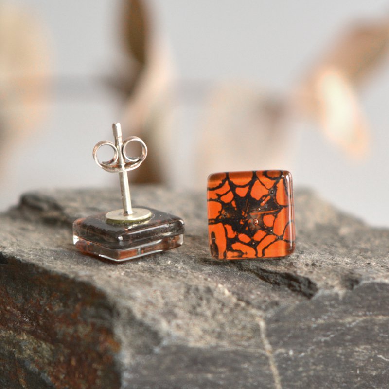 Divertenti orecchini a bottone a ragnatela, colore arancione, vetro riciclato e argento sterling