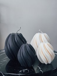 Swirl candle made from soy wax - vegan. Available in pearl and black colors, in small and medium sizes.
