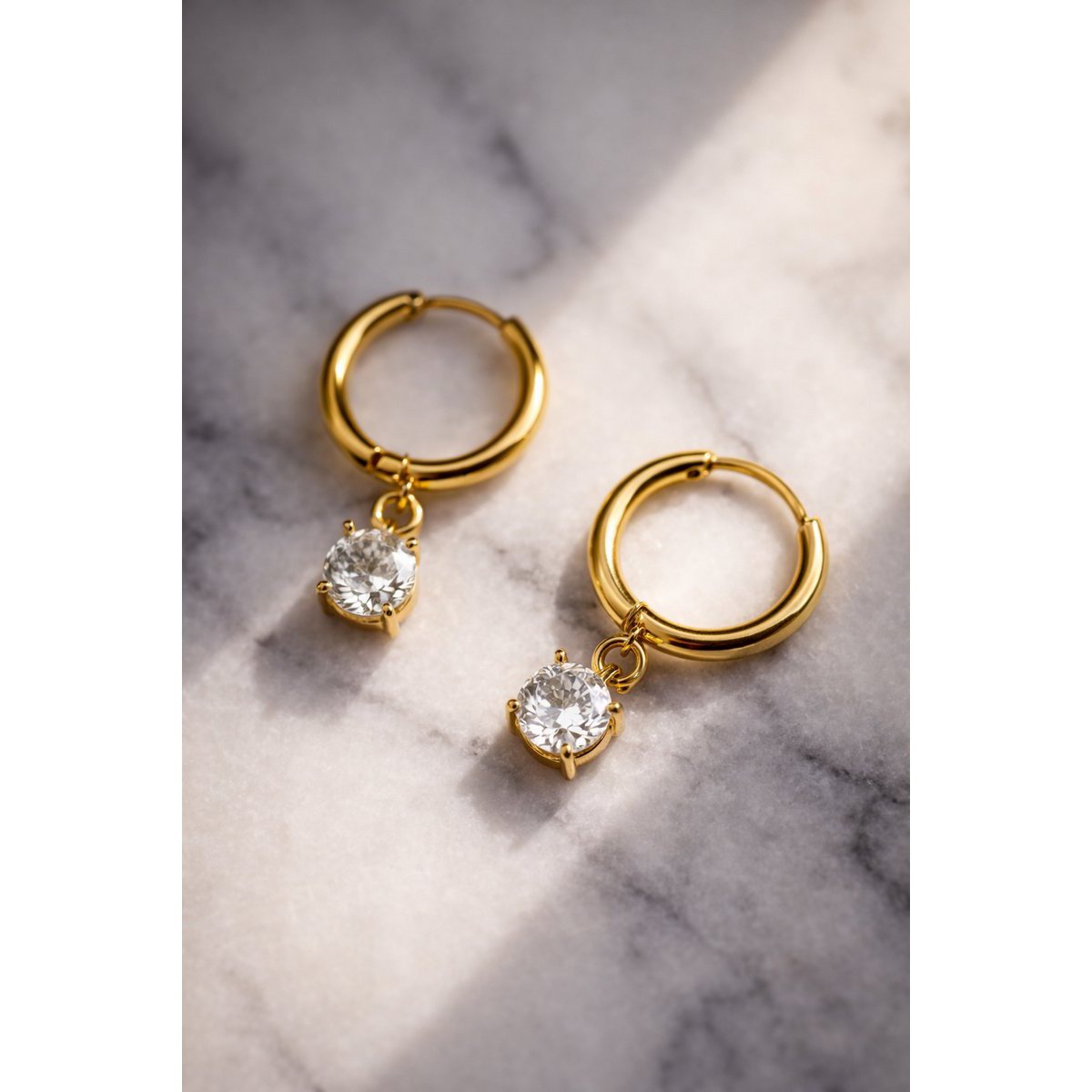 Cathie – Boucles d'Oreilles Huggie avec Pendentif Zircone – Plaqué Or