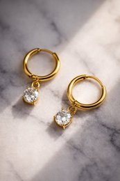 Cathie – Huggie øreringe med zirconia vedhæng – forgyldt