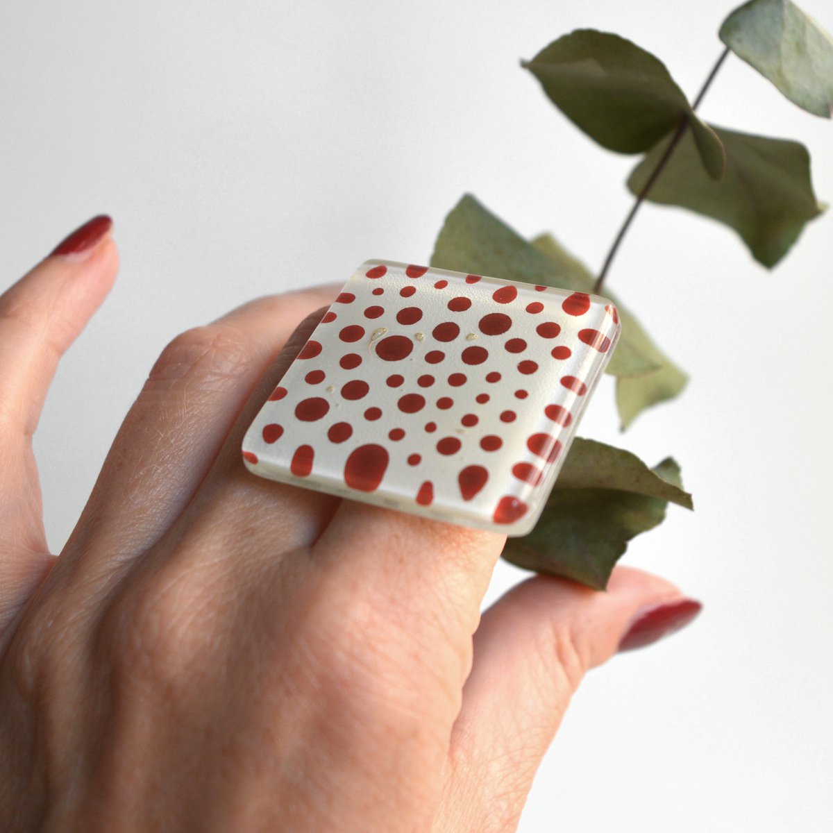 Oversized polka dot ring rood en wit, verstelbare maat