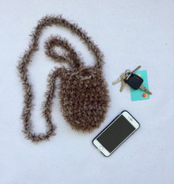 “Elise pluizig” gehaakt telefoonhoesje peper