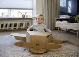 Großes Spielzeugflugzeug aus Pappe