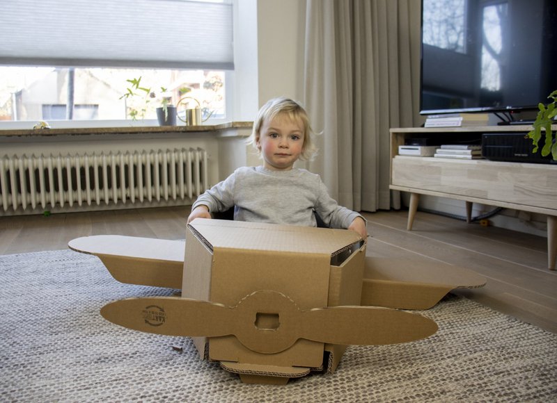 Großes Spielzeugflugzeug aus Pappe