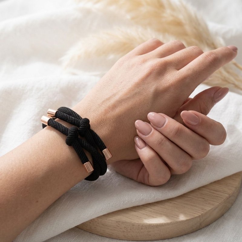 Bracciale con nodo dorato Nero