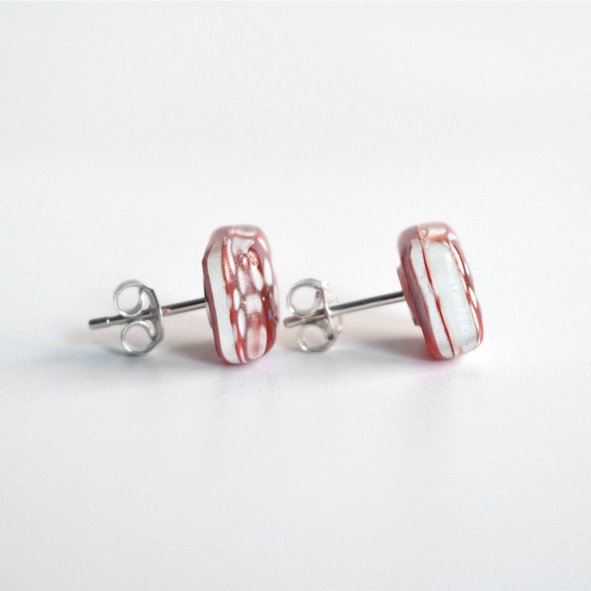 Kleine rote Polka Dot-Ohrringe mit Ohrsteckern aus Sterlingsilber