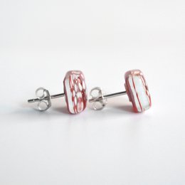 Piccoli orecchini a pois rossi con perni in argento sterling
