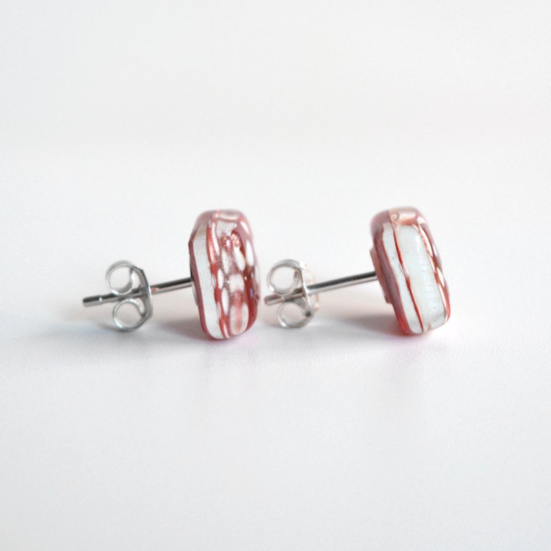 Piccoli orecchini a pois rossi con perni in argento sterling