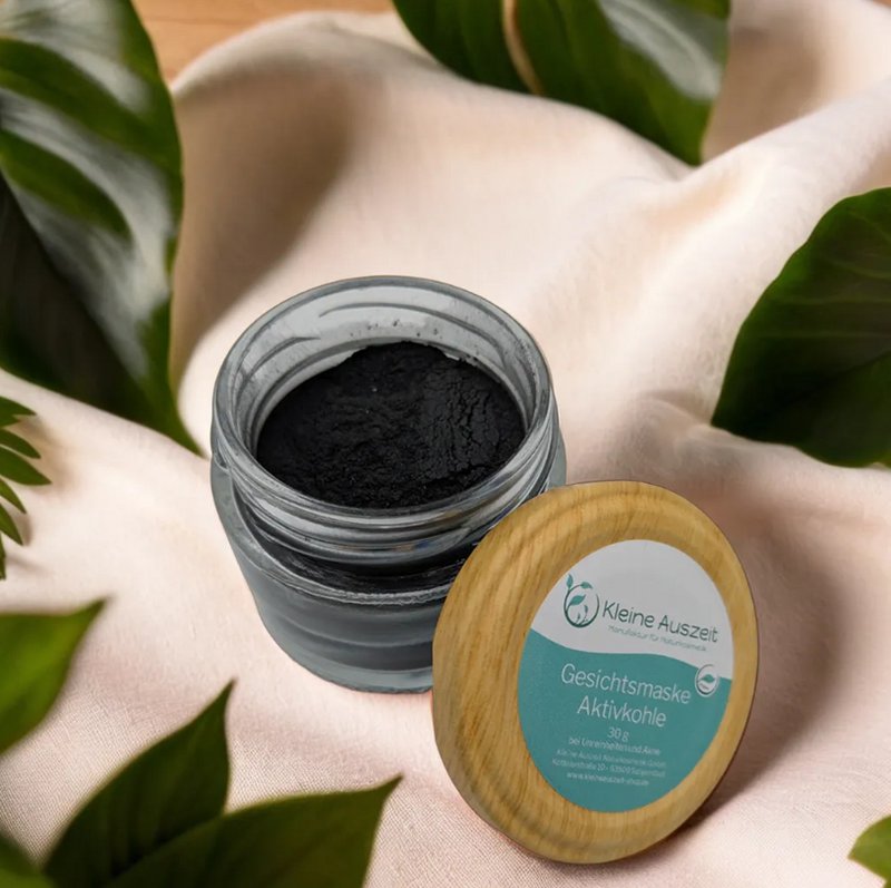 Face mask activated carbon - deep cleaning and clarifying for blemished skin