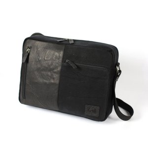 K0022AB | Messenger in Canvas/Genuine Leather, full grain, flywheel - Color Black. Accessories Antiqued Nickel, Top closure with zip. Dimensions: 35 x 26 x 10 cm. Packaging: Tnt bag