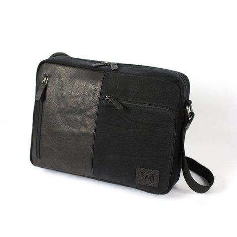 K0022AB | Messenger in canvas/echt leer, volnerf, vliegwiel - kleur zwart Accessoires antiek nikkel, bovensluiting met ritssluiting. Afmetingen: 35 x 26 x 10 cm Verpakking: Tnt zak