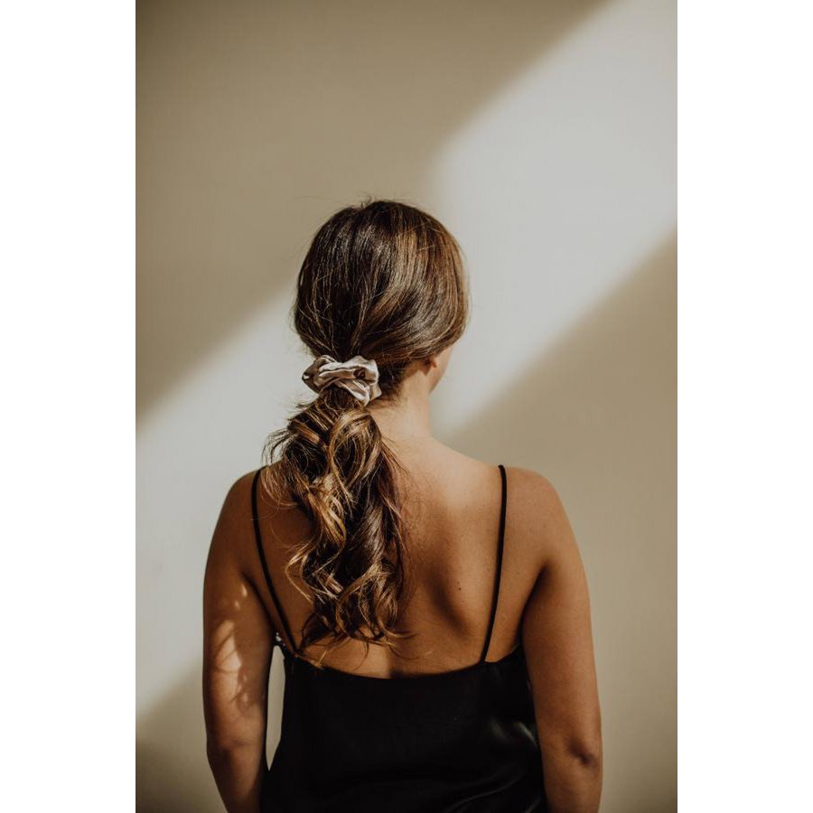 Jedwabna Scrunchie w rozmiarze L, beżowa