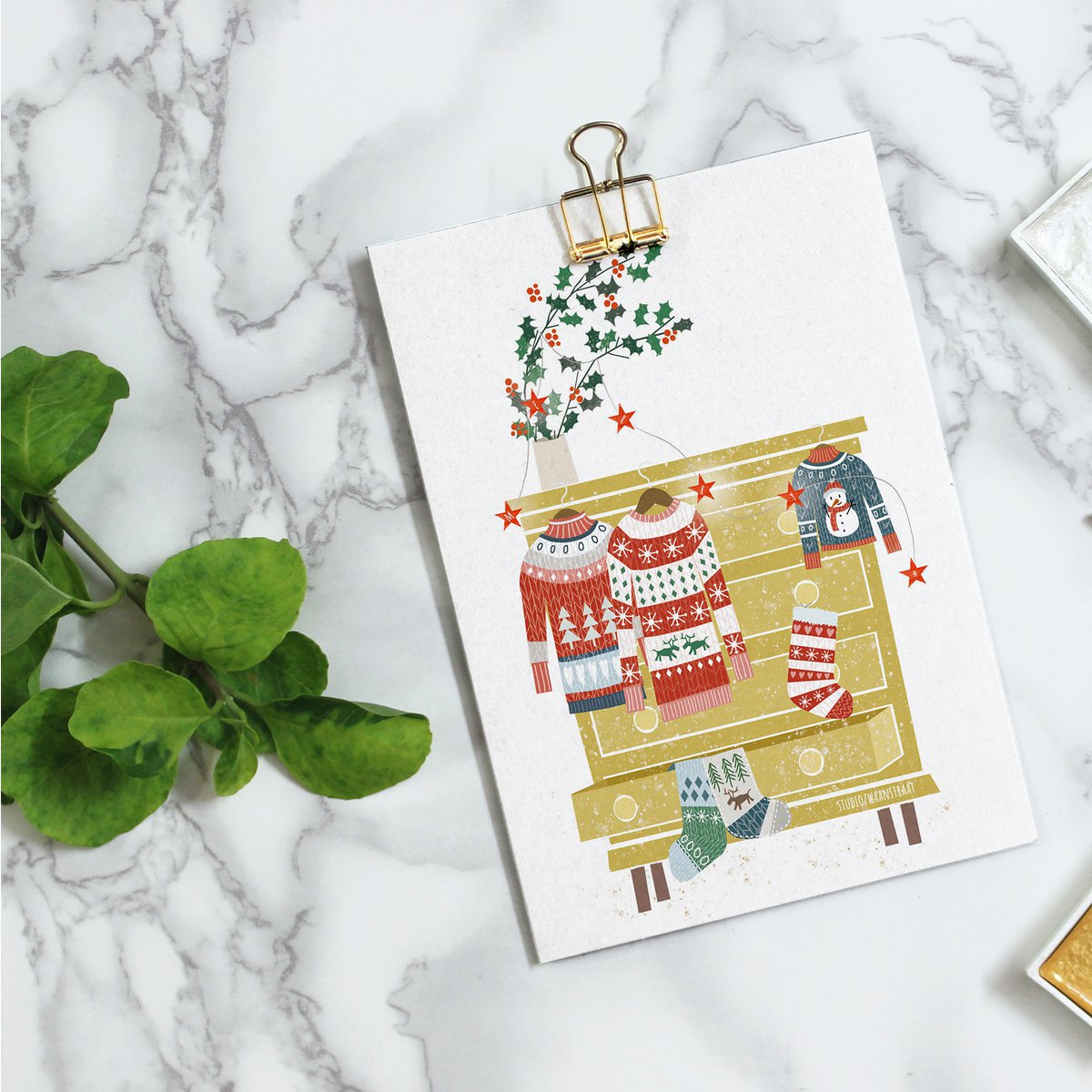 Postkarte 'Weihnachtspullover' (gelber Schrank)