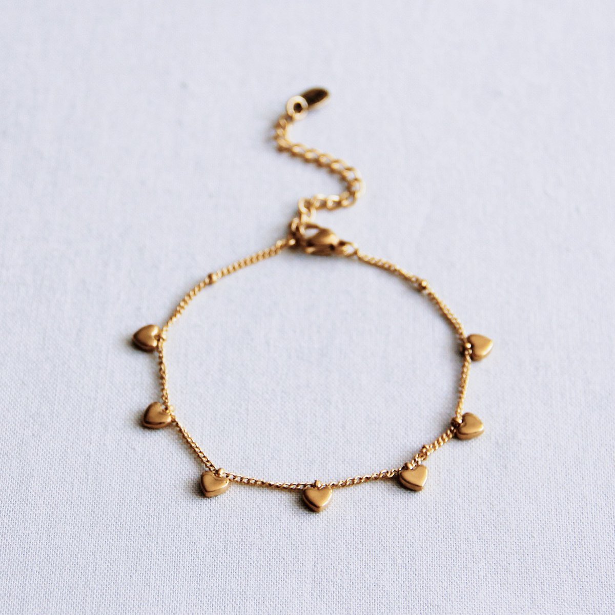 SA853: Charm bracelet with mini hearts – gold