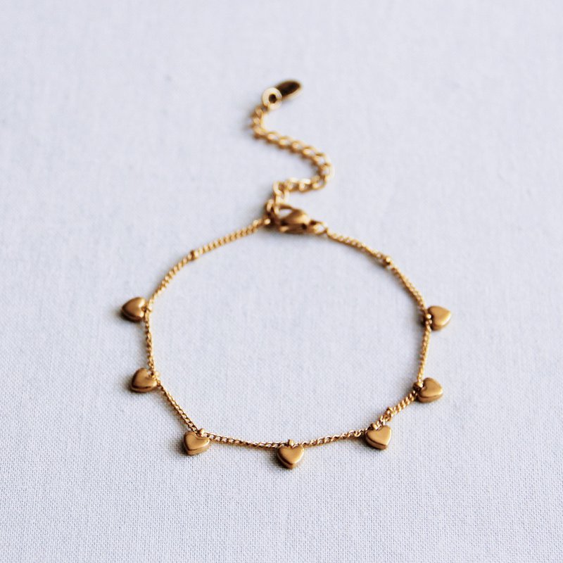 SA853: Charm bracelet with mini hearts – gold