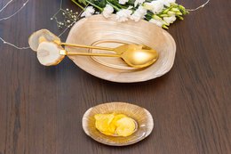 Goldenes Salat deckt Pierre Achate Beige ab
