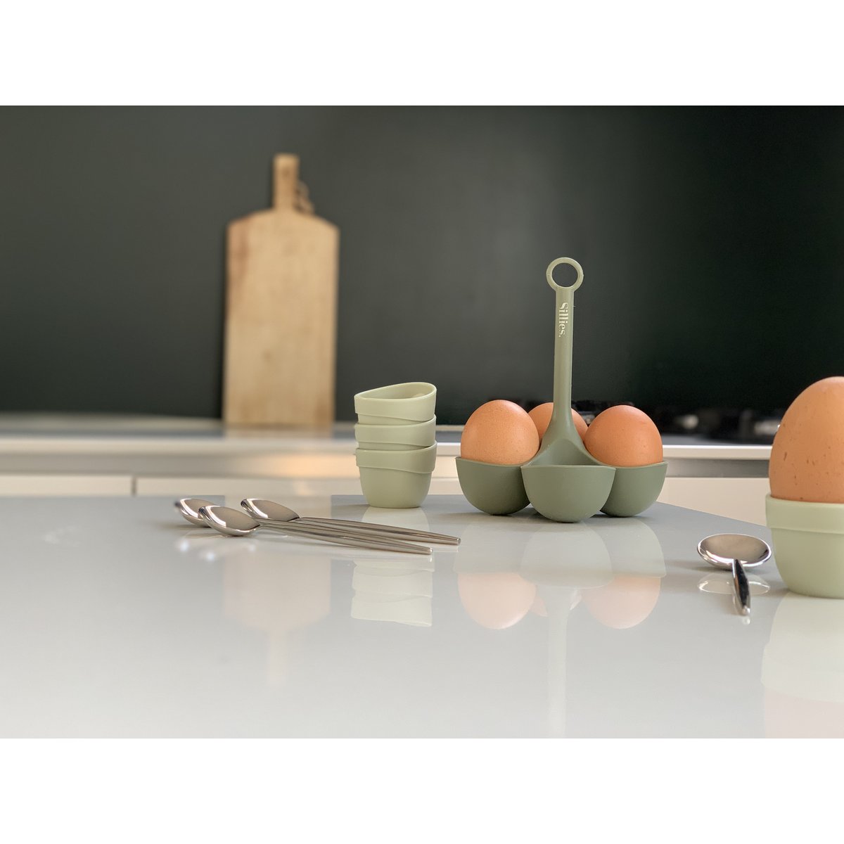 Eierset - 4x eierdopjes - 4x lepeltjes - 1x eierhouder - Cadeau - Pasen