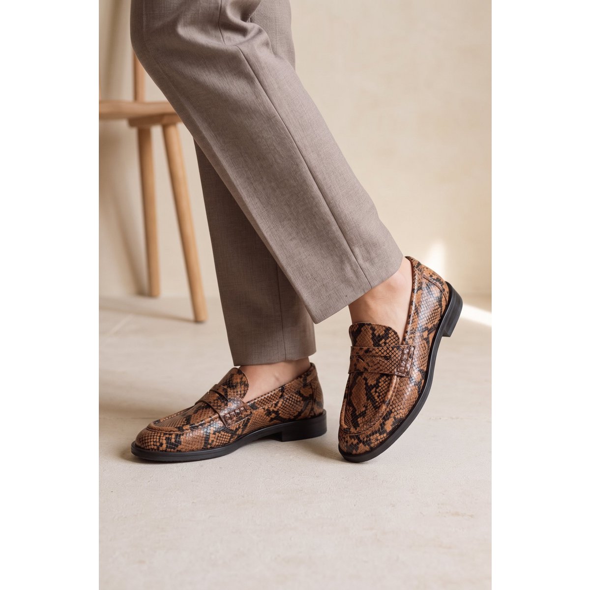 EMILIA CUOIO – Slipper aus Leder mit Schlangenprägung