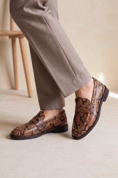 EMILIA CUOIO – Slipper aus Leder mit Schlangenprägung