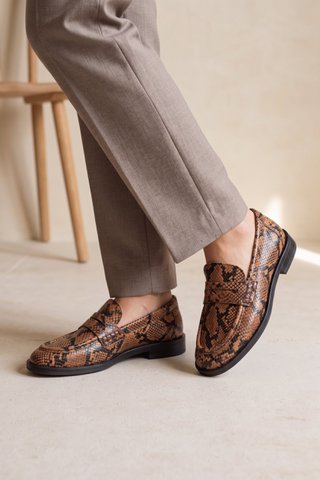 EMILIA CUOIO – Slipper aus Leder mit Schlangenprägung