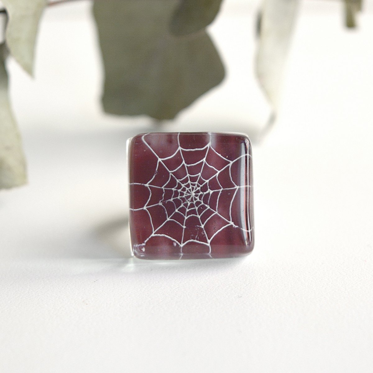 Unieke spinnenwebring, donkerpaarse kleur, gerecycled glas, maat verstelbaar