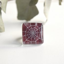 Einzigartiger Spinnennetzring, dunkelviolette Farbe, recyceltes Glas, verstellbare Größe