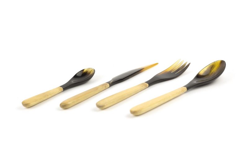Petits couverts en corne de vache et bambou