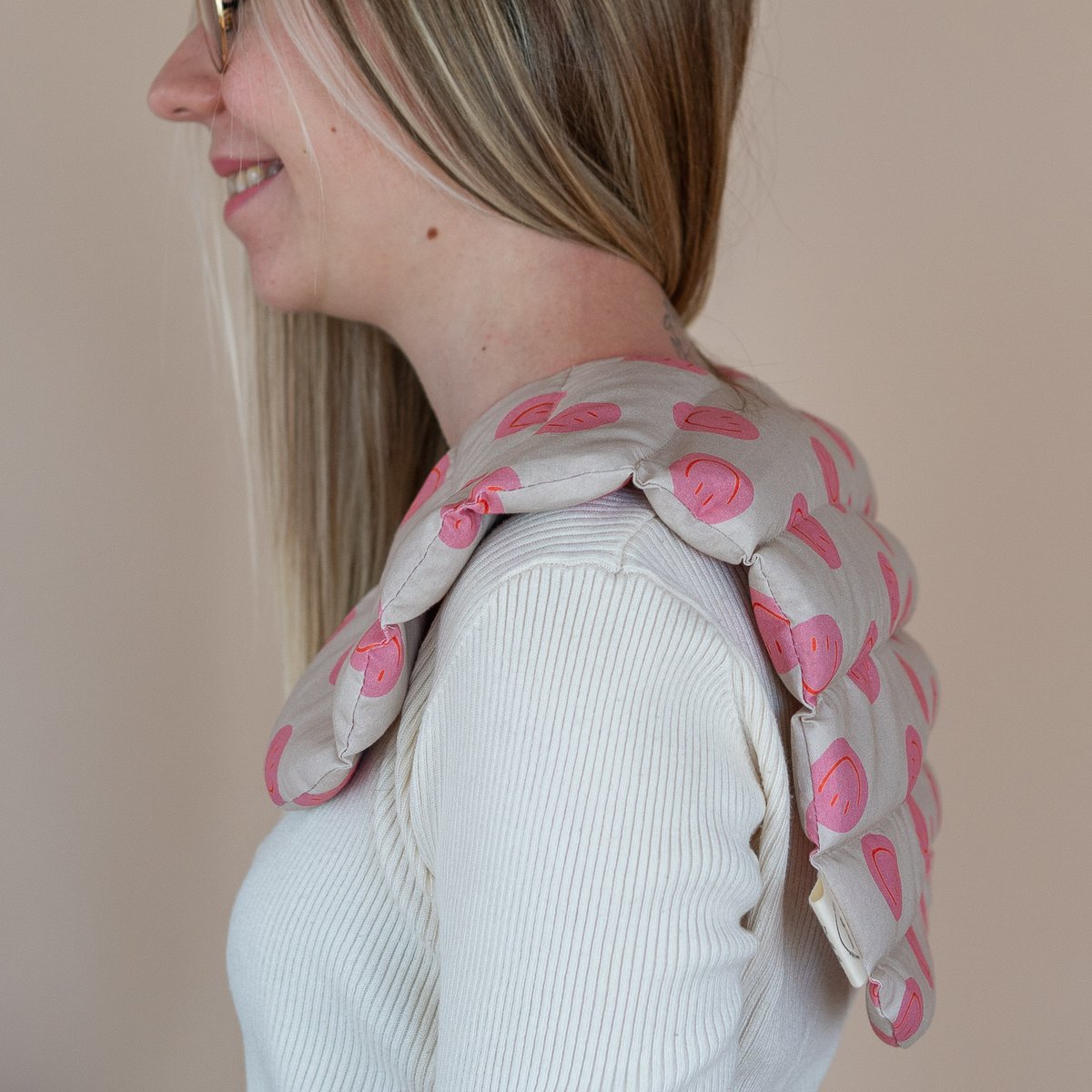 Speltkussen voor nek gemaakt van katoen - smiley roze